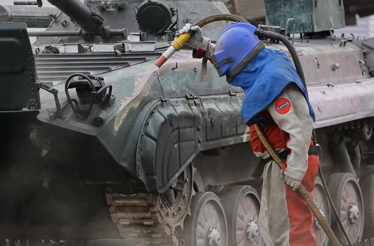 Trong suốt quá trình tẩy rửa lớp sơn cũ trên BMP-1KSh, các binh sĩ Nga đều bắt buộc mang một bộ đồ bảo hộ đặc biệt nhằm tránh tiếp xúc trực tiếp với hóa chất độc hại.