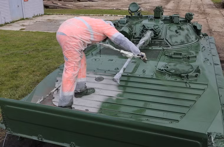 Chiếc BMP-2 trở lại gần như mới sau khi được sơn xong.
