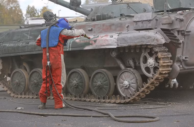 Hầu hết những chiếc BMP-1KSh hay BMP-2 của Quân đội Nga đều được đưa vào trang bị từ cuối những năm 1970 và đầu những năm 1980, do đó đa phần đều đã xuống cấp nghiêm trọng và cần được nâng cấp hoặc sữa chửa mới. Trong ảnh là một binh sĩ Nga sử dụng hóa chất để tẩy rửa lớp sơn ngụy trang cũ trên một chiếc BMP-1KSh.