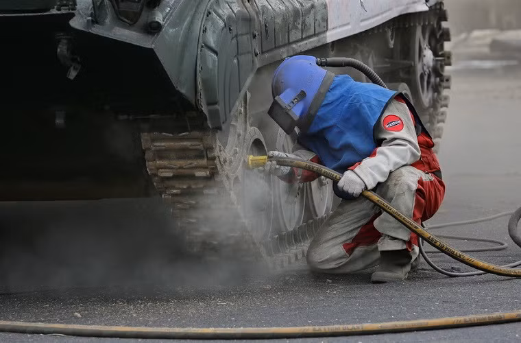 Toàn bộ thân xe, tháp pháo và khung gầm bánh xích của BMP-1KSh đều sẽ được rửa tẩy với dung dịch hóa chất này, tuy nhiên có một điều đặc biệt là dung dịch này không gây hại cho kim loại.