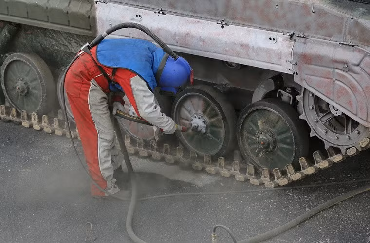 Quá trình tẩy rửa một chiếc xe bọc thép như BMP-1KSh diễn ra khá lâu.