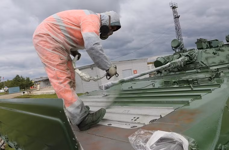 Phần nòng pháo tự động 2A42 30mm của BMP-2 được bọc lại khá kỹ trong suốt quá trình sơn mới.