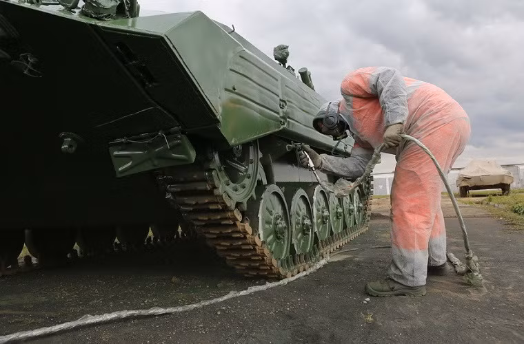 Quá trình sơn BMP-2 gần như hoàn tất với lần sơn cuối cùng ở khung gầm bánh xích của xe.