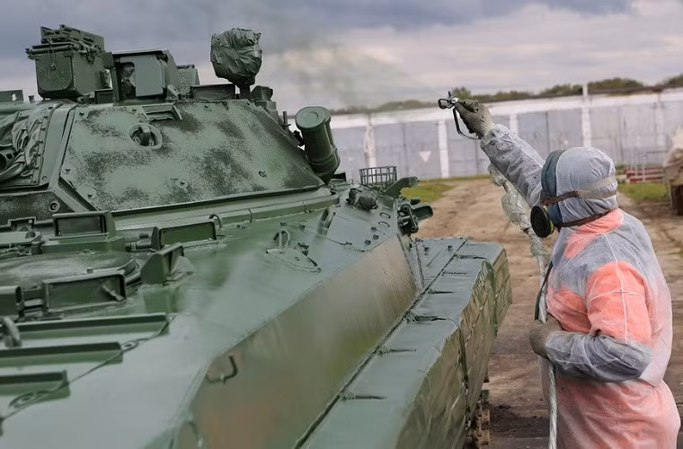 Phần tháp pháo của BMP-2 được sơn lại thêm một lần nữa sau lớp sơn đầu tiên.