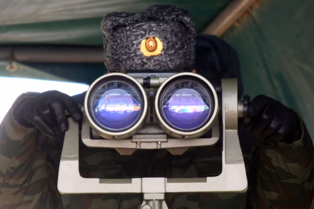 Ở thời kỳ Đế quốc phong kiến Nga, lính vệ binh cũng được đánh giá cao hơn 2 thứ bậc so với lính thường. Bởi họ là những binh sĩ được huấn luyện đào tào tốt nhất và có ý chí chiến đấu kiên cường. Ảnh: binh sĩ thuộc Sư đoàn tấn công đổ bộ đường không 76, Nga đang sử dụng ống nhòm tỏng cuộc tập trận.