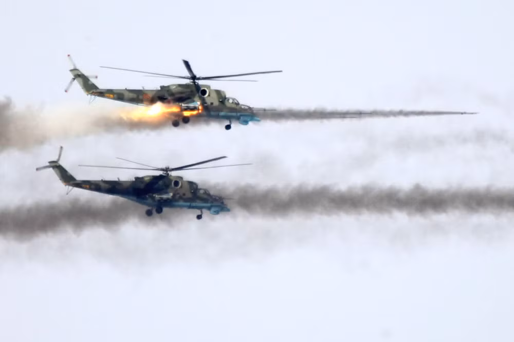 Theo truyền thống, các lính vệ binh là những binh sĩ được huấn luyện tốt nhất. Đến nay, Nga không còn một Lực lượng vệ binh quốc gia như trước nhưng danh xưng vệ binh (Guard) vẫn được sử dụng cho nhiều đơn vị quân đội từ không quân, hải quân và lục quân. Ảnh: Trực thăng chiến đấu đang phóng tên lửa dữ dội trong đợt tập trận của Sư đoàn tấn công đổ bộ đường không 76.