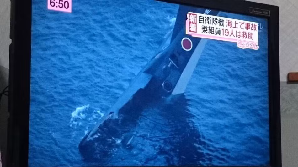 Các nguồn tin Nhật Bản cho hay, trên chiếc US-2 này có 19 người. Ngay sau khi gặp nạn, các thành viên đã được sơ tán bằng các xuồng cứu sinh và một con tàu đi gần đó. Tuy nhiên có 4 người trong đó đã bị thương.