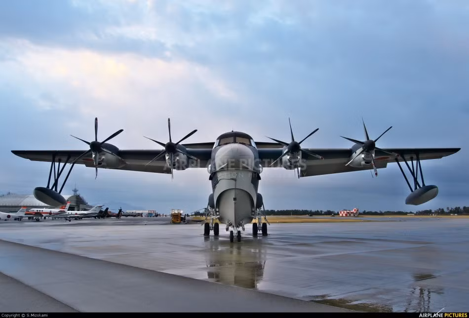 Máy bay được trang bị 4 động cơ Rolls-Royce AE 2100J, sản sinh công suất 4.592 mã lực, đạt vận tốc tối đa 560 km/h và phạm vi hoạt động tới 4.700 km.