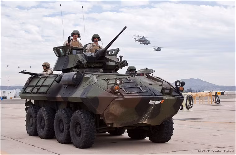LAV-25: là mẫu xe bọc thép trinh sát bộ binh hạng nhẹ được trang bị cho lực lượng Thủy quân Lục chiến Mỹ từ năm 1983 cho tới nay. LAV-25 được xem là sự lựa chọn hoàn hảo nhất là về khả năng cơ động cũng như hỗ trợ hỏa lực trên chiến trường.