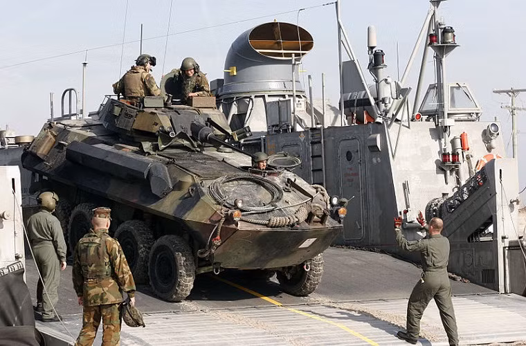 \LAV-25 được trang bị một tháp pháo M242 Bushmaster 25mm đi kèm với một súng máy đồng trục 7,62mm và một súng máy 7,62mm khác trên tháp pháo. Nó được trang bị một động cơ diesel Detroit 6V53T có công suất 275 mã lực với tốc độ di chuyển tối đa là 100km/h.