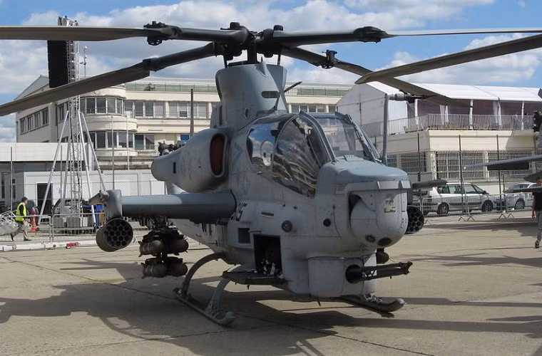AH-1Z có trọng lượng cất cánh tối đa khoảng 8,4 tấn, được trang bị hai động cơ T700-GE-401C có công suất 1.800 mã lực cho mỗi chiếc. Nó có thể bay với tốc độ tối đa 411km/h với tầm hoạt động là 685km. AH-1Z có kích thước khá nhỏ so với các mẫu trực thăng tấn công thông thường do đó nó có thể dễ dàng được triển khai ở nhiều loại địa hình khác nhau.