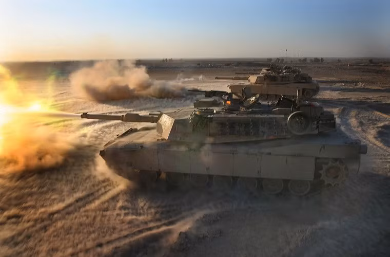 Xe tăng chiến đấu chủ lực M1A1 Abram được trang bị một pháo nòng trơn 120mm đi kèm với đó là 2 súng máy đồng trục 7,62mm, bên cạnh đó nó còn được trang bị một súng máy 12,7mm trên tháp pháo. Abram được trang bị động cơ tuabin khí đa nhiên liệu có công suất 1.500 mã lực, có tốc độ di chuyển tối đa lên tới gần 68km/h trên đường nhựa.