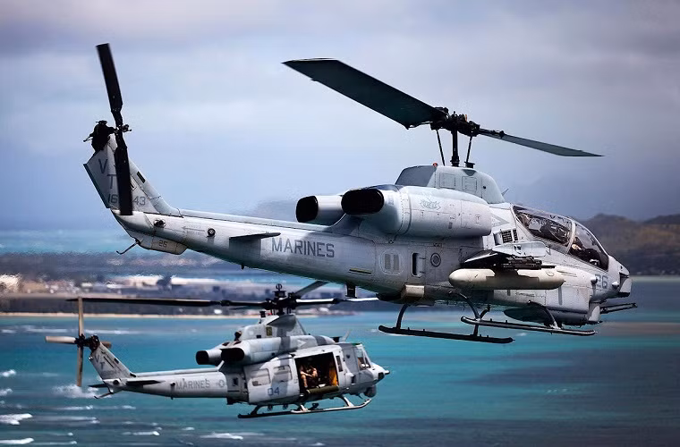 Hệ thống vũ khí của AH-1Z Viper khá đa dạng gồm: pháo M197 Gatling 3 nòng 20mm, cùng 6 giá treo vũ khí ở hai bên thân máy bay có thể mang theo các loại rocket phóng loạt Hydra 70 hoặc APKWS II. Bên cạnh đó nó còn có thể được trang bị các tên lửa chống tăng Hellfire và tên lửa không đối không AIM-9 Sidewinder.