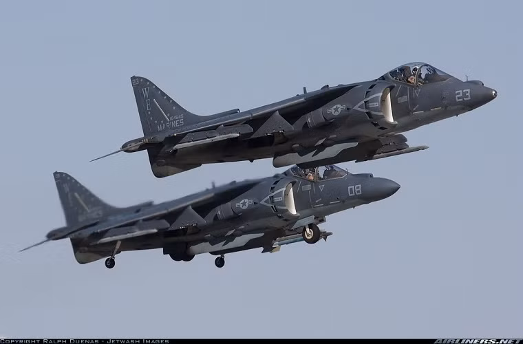 Tương tự như F-35B, AV-8B Harrier II cũng sở hữu khả năng cất hạ cánh thẳng đứng hoặc trên các đường băng có khoảng cánh ngắn như trên các tàu sân bay hạng nhẹ. Do đó khả năng tác chiến cơ động của AV-8B khá cao và hoàn toàn phù hợp với yêu cầu tác chiến của Thủy quân Lục chiến Mỹ.
