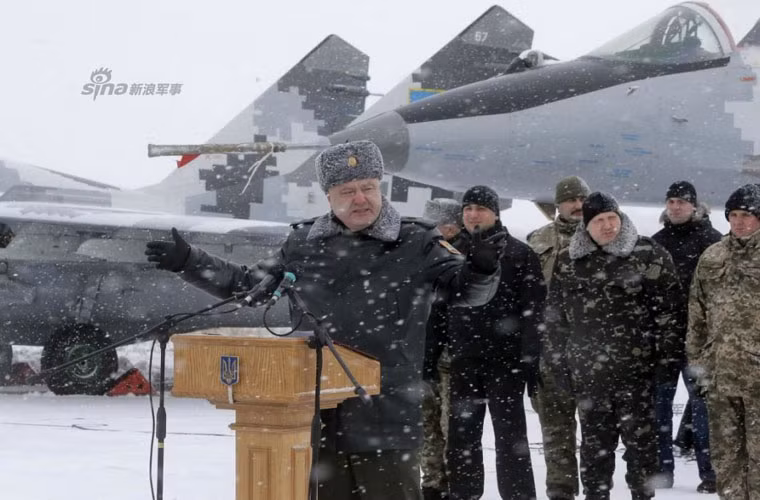 Tổng thống Ukraine Petro Oleksiyovych Poroshenko phát biểu trong buổi lễ bàn giao vũ khí trang bị cho quân đội nước này tại căn cứ quân sự gần Zhytomyr.