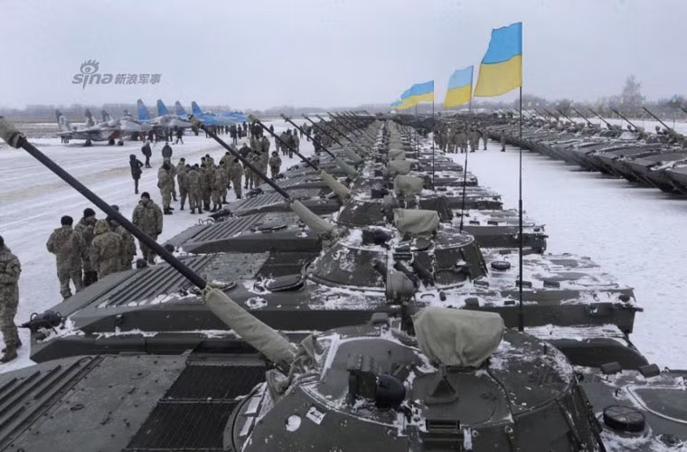 Xe chiến đấu bộ binh BMP-2 được xem là một trong những dòng xe chiến đấu bộ binh đáng gờm trên thế giới khi có hỏa lực mạnh cùng khả năng chở lính trên chiến trường tốt, cơ động cao.