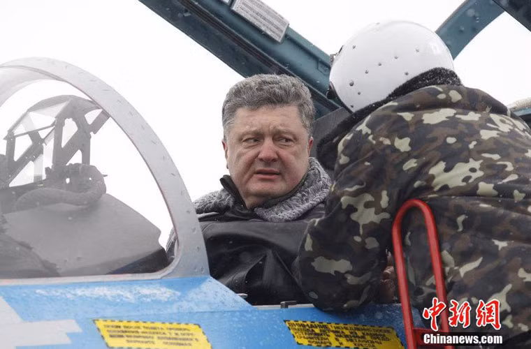 Tổng thống Ukraine Petro Oleksiyovych Poroshenko kiểm tra buồng lái của máy bay chiến đấu Su-27SK phiên bản nâng cấp.