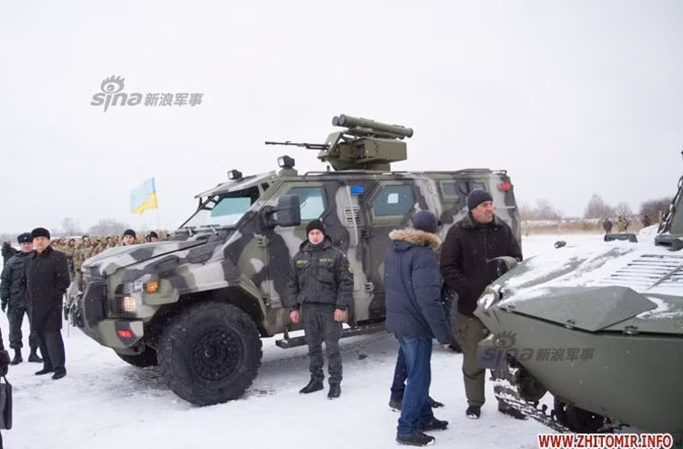 Trong lần chuyển giao khí tài này quân đội Ukraine cũng được trang bị xe thiết giáp được gắn nền tảng chống tăng.