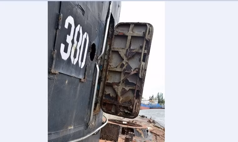 Nếu không có hệ thống dây neo, với những vết thương mà thời gian gây ra này, tàu ngầm SS-310 có lẽ đã chìm nghỉm từ lâu.