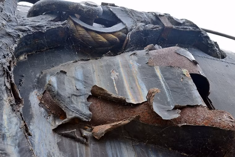 Chiếc tàu bị hoen rỉ thảm thương.