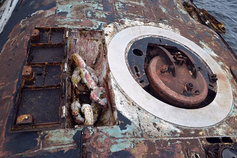 Song việc thực hiện nghị quyết vẫn dường như bị lãng quên, thậm chí còn không có bảo vệ và chăm sóc cho chiếc tàu ngầm suốt nhiều năm khiến cho nó bị đục khoét lấy phế liệu.