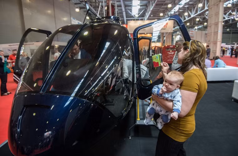 Buồng lái của một nguyên mẫu trực thăng mới được giới thiệu tại HeliRussia-2015.