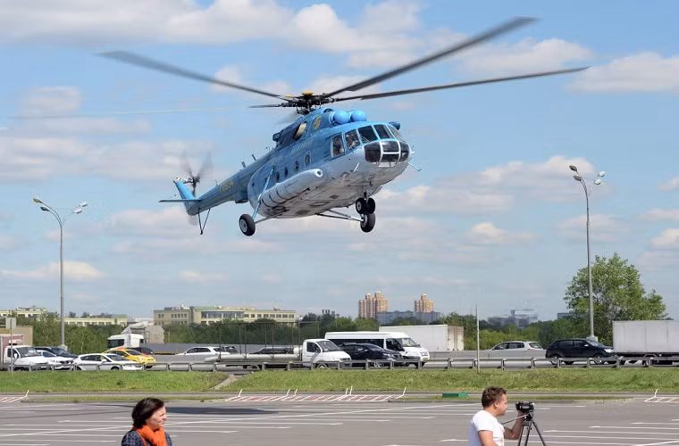 Theo hãng thông tấn Sputnik của Nga đưa tin cho hay, triển lãm ngành công nghiệp trực thăng thường niên HeliRussia-2015 vừa được Nga khai mạc tại Moscow vào hôm 21/5 với sự tham gia của 200 nhà sản xuất trực thăng hàng đầu thế giới. Trong ảnh là một chiếc trực thăng vận tải đa năng Mi-8 tham gia triển lãm HeliRussia-2015.