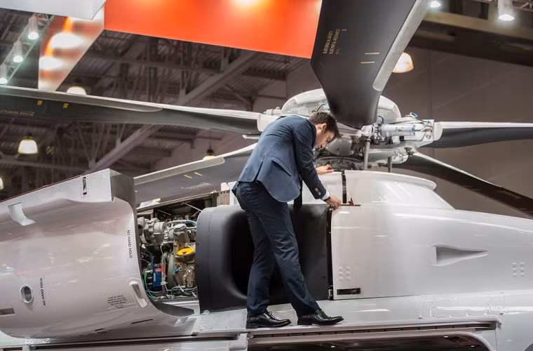 Phần động cơ của mẫu trực thăng AugustaWestland AW-189 được giới thiệu cho khách tham quan.