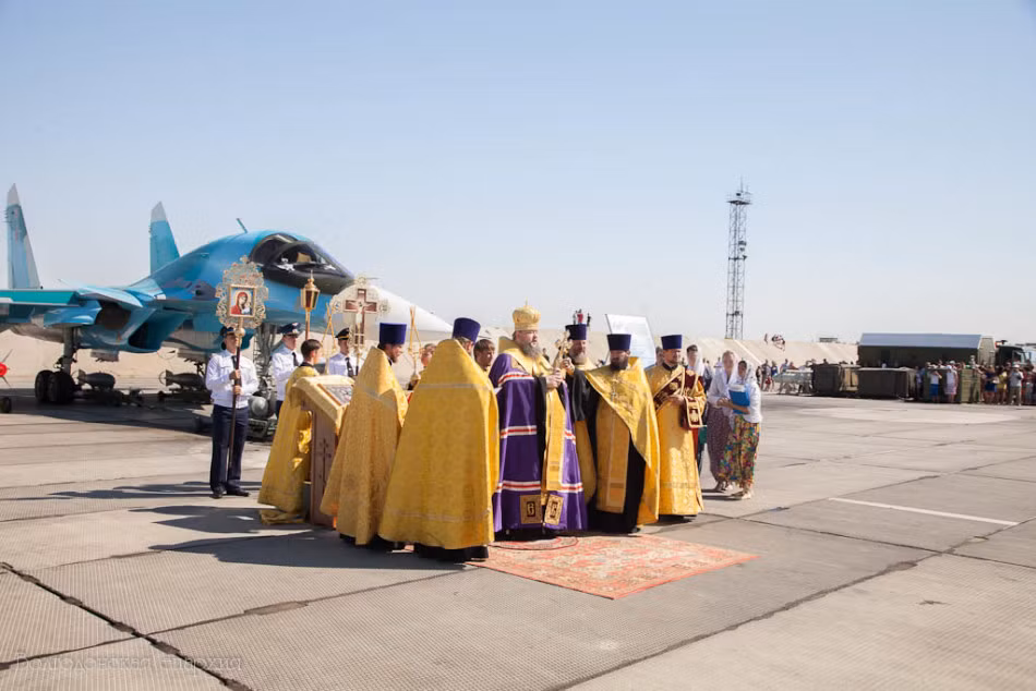 Nhờ thực hiện các nghi lễ tôn giáo, phi đội bay Su-34 có thêm sức mạnh tinh thần.