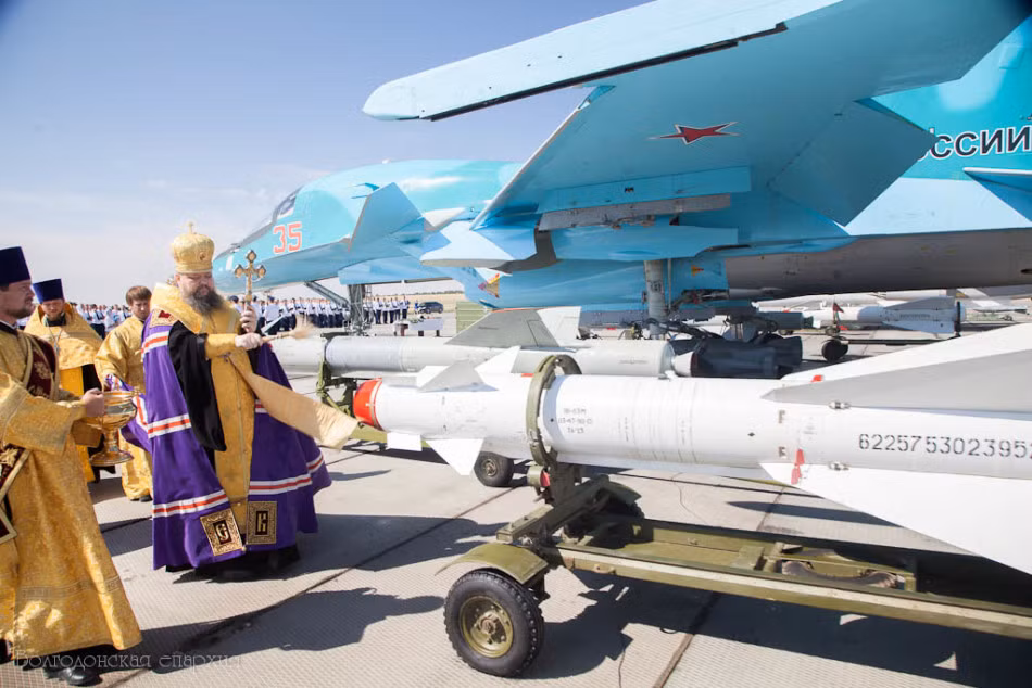 Nghi lễ được tiến hành không chỉ với thân máy bay mà còn cả với các hệ thống vũ khí đi kèm chiến đấu cơ Su-34.