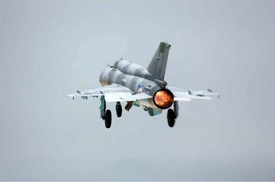 Trong khi đó, hệ thống vũ khí của MiG-21 gồm một pháo Gsh-23 cùng 2 tấn vũ khí các loại được treo ở dưới hai cánh.