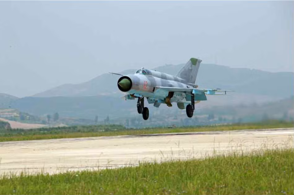 Tiêm kích đánh chặn MiG-21 vốn được thiết kế từ thời Liên Xô. Triều Tiên được cho là một trong số khoảng 60 nước đã sử dụng MiG-21 sau nửa thế kỷ loại chiến đấu cơ này được đưa vào hoạt động.