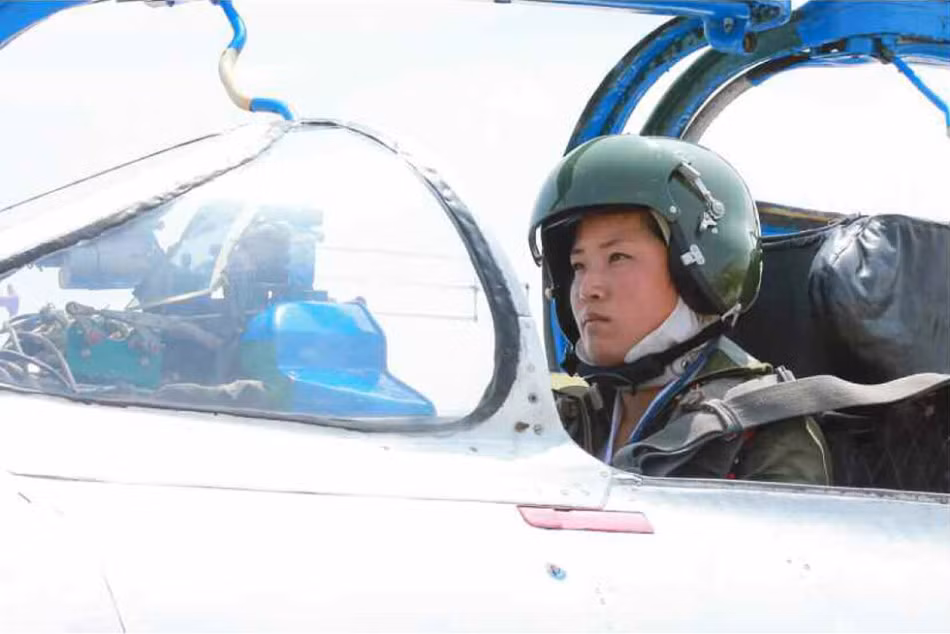 Vẻ mặt quyết đoán mạnh mẽ của nữ phi công lái MiG-21 của Triều Tiên.