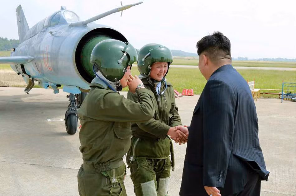 Hai nữ phi công lái MiG-21 Jo Kum-hyang và Rim Sol không kìm nén khỏi xúc động khi được nhà lãnh đạo tối cao của đất nước tới tận nơi thị sát, động viên.