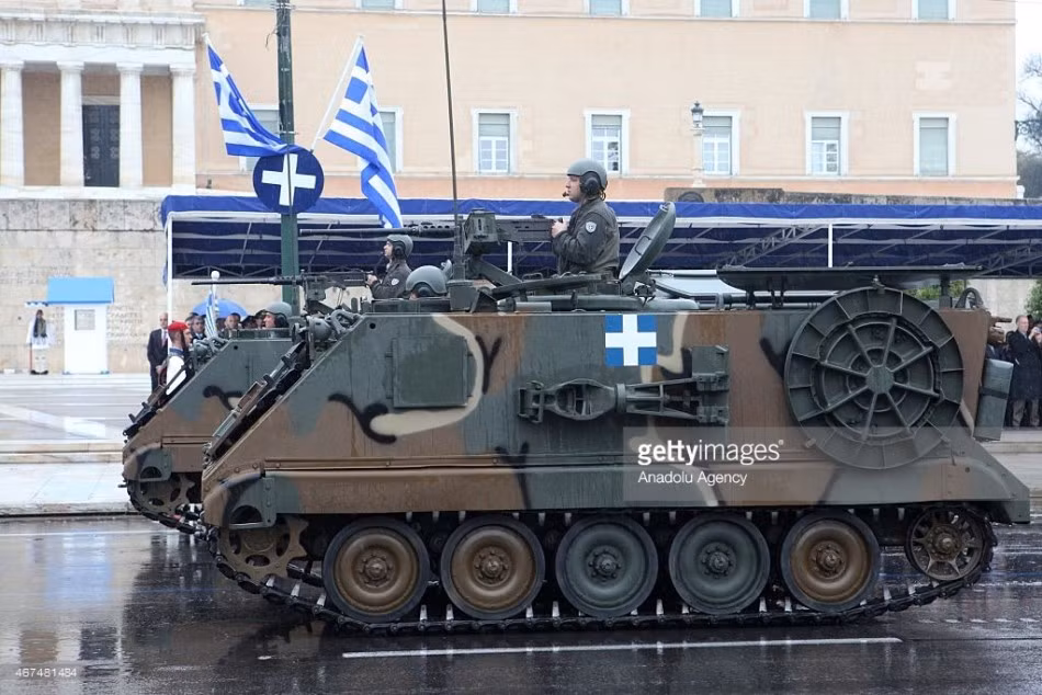 Xe bọc thép chở quân M113 được Hy Lạp mua từ Mỹ đang thị uy sức mạnh trên đường phố. Xe có kíp lái 2 người, mang theo được 11 binh sĩ, có khả năng lội nước tốt và phạm vi hoạt động tới 483 km.