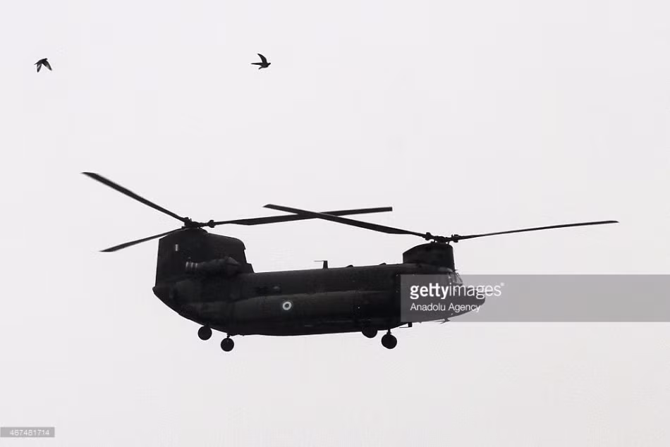 Ngoài ra còn có trực thăng vận tải nổi tiếng CH-47D Chinook.