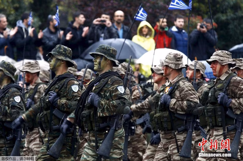 Lễ duyệt binh hoành tráng thu hút hàng nghìn người dân tới tham quan bất kể thời tiết xấu.