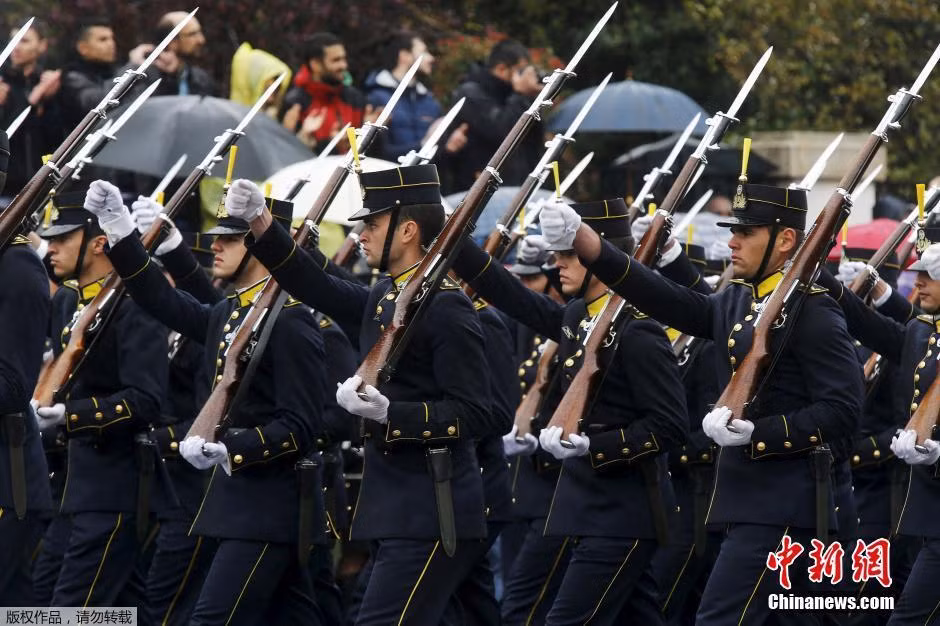 Đội quân danh dự Hy Lạp cầm súng dương cao lưỡi lê duyệt binh đẹp mắt.