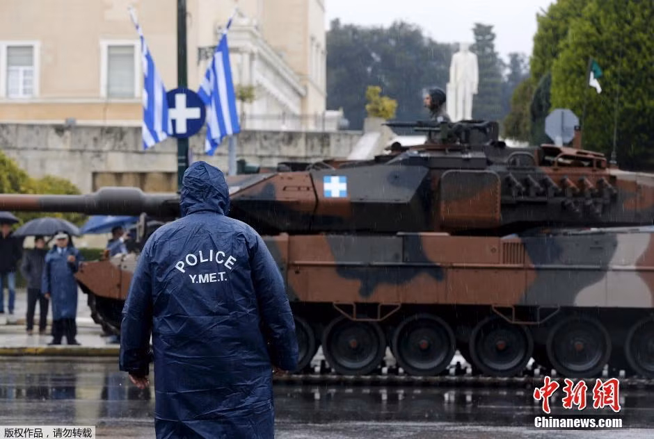 Tham gia duyệt binh có các thiết bị vũ khí quân sự hàng khủng có xuất xứ Đức, Mỹ. Trong ảnh là một chiếc xe tăng chiến đấu chủ lực Leopard 2A6 HEL sử dụng pháo nòng cỡ 120 mm do Hy Lạp sản xuất theo giấy phép của công ty Đức Krauss-Maffei Wegmann.