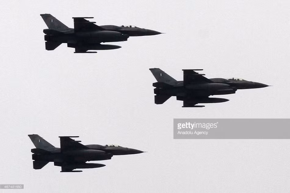 Không chỉ thế, Không quân Hy Lạp còn điều cả phi đội chiến đấu cơ F-16, một loại máy bay do Mỹ sản xuất.