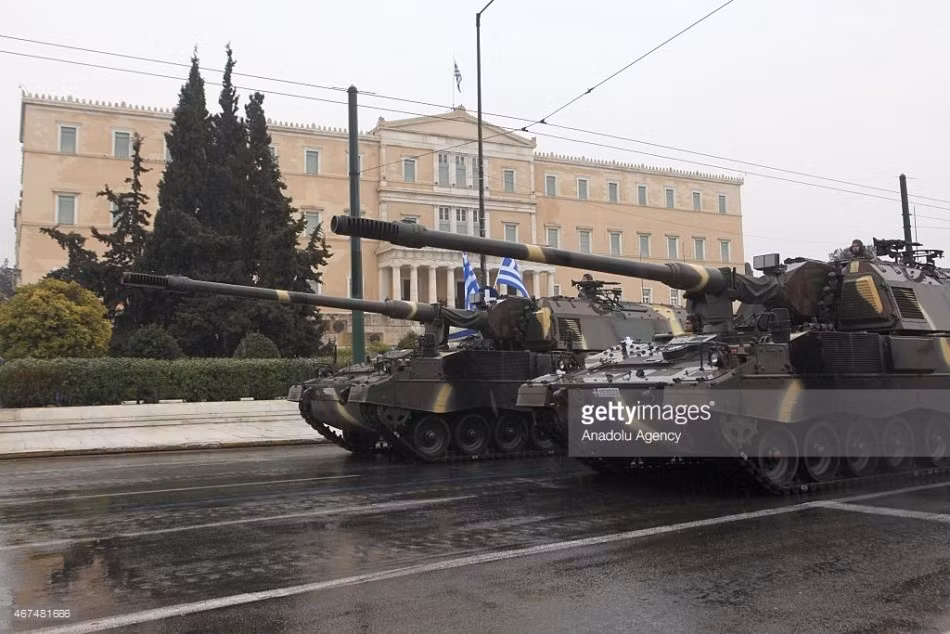 Pháo tự hành PZH-2000 cỡ 155 mm có nguồn gốc từ Đức được mệnh danh là khẩu pháo đỉnh nhất của ngành công nghiệp quốc phòng Đức.