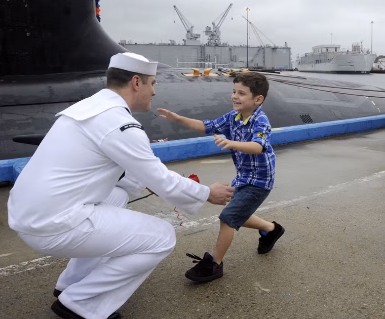 Sau những hành trình dai đầy sóng gió, các thủy thủ được hội ngộ lại với gia đình trong phút giây ngắn ngủi.