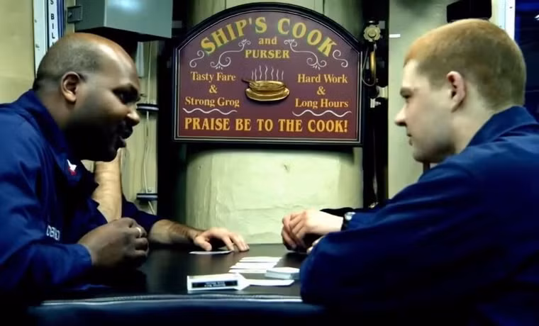 Nghỉ ngơi bên bàn ăn trong con tàu.