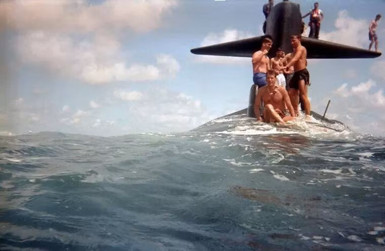 Phút thư giãn tắm biển ngay trên lưng con tàu để tổng hợp một chút vitamin D sau những ngày dài trong lòng biển cả.