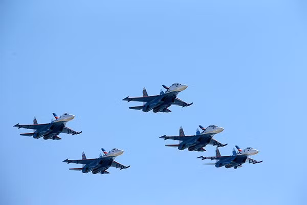 Dàn chiến đấu cơ Sukhoi Nga xếp hàng "chạy bộ" trên không.