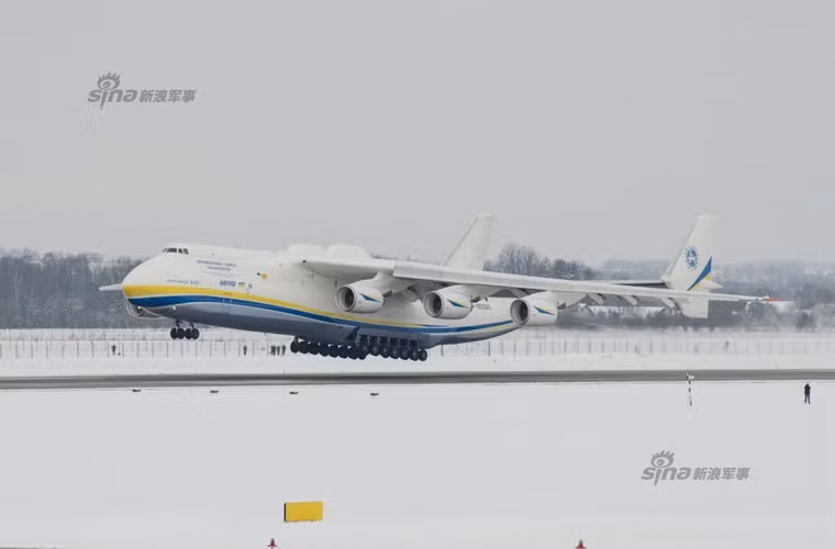 Máy bay vận tải An-225 có chiều dài tới 84m, sải cánh 88,4m, cao 18,1m, tải trọng 250 tấn. Để bốc "chim sắt lớn chưa từng thấy" này, người ta phải trang bị cho nó 6 động cơ to lớn Progress D-18 cho vận tốc cực đại 850km/h, tầm bay tới 4.000km với tải trọng tối đa, trần bay 10.000km.