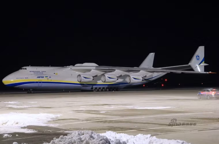 Trong ảnh, chiếc An-225 đã hoàn tất việc đưa 4 xe tăng T-72 vào trong khoang, chuẩn bị cất cánh.