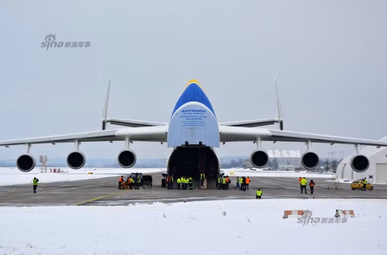 Khoang mũi máy bay vận tải lớn nhất thế giới An-225 mở ra sẵn sàng đón 4 xe tăng T-72A.