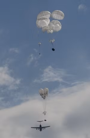 Vận tải cơ IL-76MD đang thả các phương tiện vũ khí xuống khu vực tập trận.