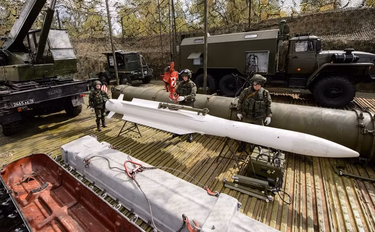 Các tên lửa Buk đang được kiểm tra kỹ càng trước khi chính thức đưa vào tập trận.